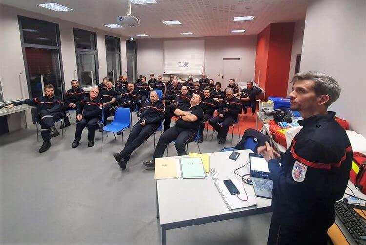 Guillaume présente l'application aux pompiers du Gers dans les locaux du SDIS 32